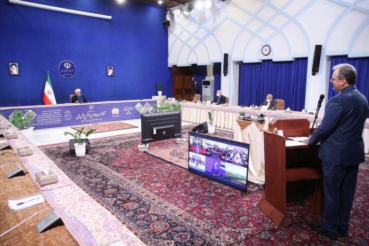 دولت تدبیر و امید تلاش خوبی در زمینه کشاورزی انجام داده است/ آب و خاک از اهمیت بالایی برخوردار است/ این دولت در زمینه کشاورزی معیارهای خوبی برای عرضه به مردم دارد/ خشکسالی بی سابقه امسال موجب کم آبی در برخی استان ها از جمله خوزستان و کاهش تولید محصولات غذایی شده است/  مردم بخاطر مشکلات ناشی از خشکسالی و کم آبی هرچقدر ناراحت باشند، حق دارند/ لحظه ای نیست که دولت به فکر مردم نباشد؛ تا ساعت آخر در قبال مردم مسئولیت داریم و با همه توان در خدمت مردم هستیم/ برای صنعتی شدن کشاورزی کشور کارهای بسیار عظیمی انجام شده است/ تبریک اعیاد قربان و غدیر به مردم