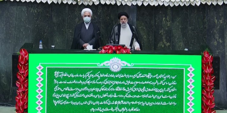 تحلیف آیت‌الله رئیسی در مجلس شورای اسلامی/ متن سوگند