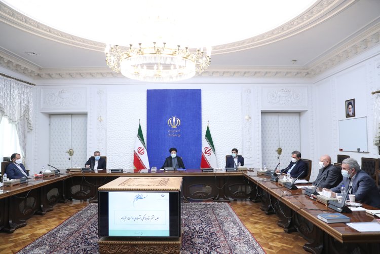 اقدامات اثرگذار برای ثبات در بازار، کنترل قیمت‌ها و تامین مواد اولیه ضروری است/ وزارتخانه‌های صمت و جهاد کشاورزی برای حل مشکلات معیشت روزانه مردم تدبیر کنند/ معاون اول اجرای کامل سامانه جامع تجارت را در زمان بندی مناسب پیگیری کند/ مردم انتظار دارند با اولویت بندی مسائل مهم اقتصادی و تلاش شبانه‌روزی، تحولی در اقتصاد و معیشت آنان رخ دهد


