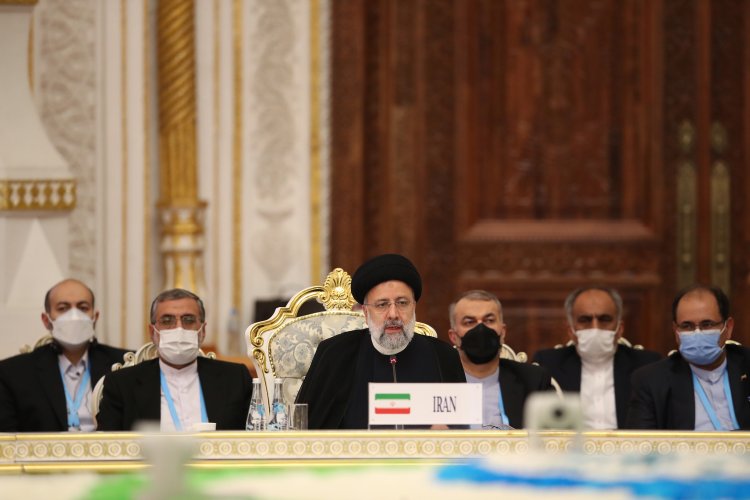 سیاست خارجی ایران همواره مبتنی بر مخالفت با یکجانبه گرایی و مشارکت فعال در سازمان های بین المللی و چندجانبه گرایی برپایه عدالت و احترام متقابل است/ سازمان همکاری شانگهای می تواند به نیروی پیشران چند جانبه گرایی جهانی تبدیل شود/ امروز صلح و امنیت جهانی از ناحیه سلطه طلبی و چالش‌هایی همچون تروریسم، افراط گرایی و جدایی طلبی در معرض تهدید قرار دارد/ حفظ و تقویت صلح در پهنه گسترده آسیا نه یک انتخاب بلکه یک ضرورت است/ ایران حلقه وصل شمال به جنوب و غرب به شرق در آسیاست/ حل مشکل کرونا در جهان به شدت نیازمند همکاری بین‌المللی است/ تروریسم اقتصادی از موانع کلیدی پیشبرد همگرایی منطقه‌ای محسوب می‌شود/ دیپلماسی زمانی کارآمد است که همه طرفها در عمل به آن پایبند باشند/ تهدید و فشار، پای دیپلماسی را سست می‌کند و دست آن را می‌بندد

