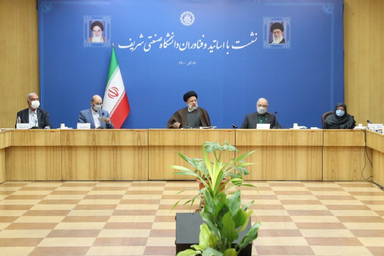 همانطور که فاصله بین دولت و ملت کاهش یافت باید فاصله با دانشگاه هم کاهش یابد/ به دنبال تقویت زمینه‌های حفظ و جذب نخبگان هستیم/ دستگاه‌های دولتی حق ندارند وقتی کالای با کیفیت داخلی وجود دارد از محصول خارجی استفاده کنند