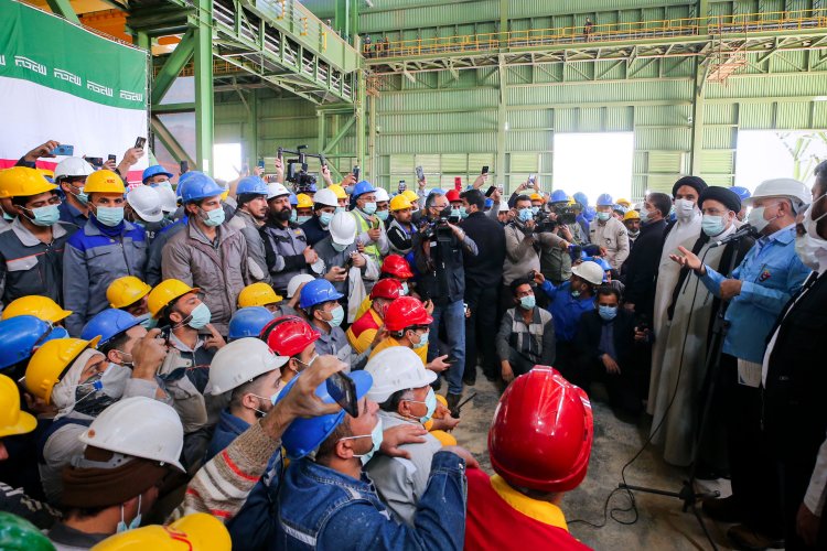 بازدید آیت‌الله رئیسی از بخش‌های مختلف مجتمع تولید فولاد جهان‌آرا
