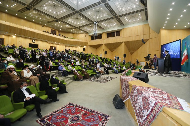  ارتقای کارآمدی نظام اداری، اعتماد مردم را تقویت می‌کند/ راهبرد اصلی امروز نظام امیدآفرینی نسبت به آینده است / تحقق عدالت سیاست اصلی دولت است / در انتخاب مدیران، اولویت با نیروهای بومی است  
