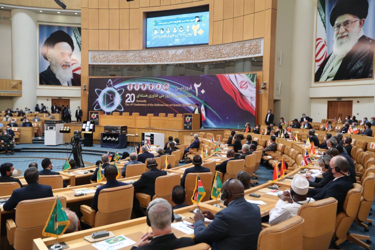 شهدای هسته‌ای پرچمداران دورانی مهم از تاریخ کشورمان هستند/ 25 درصد ظرفیت بازرسی آژانس بین‌المللی انرژی اتمی به 3 درصد تجهیزات هسته‌ای جهان که در ایران قرار دارد، اختصاص یافته است/ دشمن به خوبی می‌داند دنبال سلاح هسته‌ای نیستیم و از استقلال و قدرت ایران هراس دارد/ در مذاکرات هسته‌ای حتی یک گام از حقوق ملت ایران عقب‌نشینی نخواهیم کرد/ بهره‌گیری صنایع دیگر از پیشرفت‌های صنعت هسته‌ای را با جدیت دنبال خواهیم کرد 
