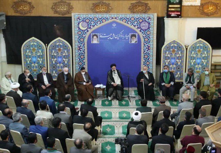 مجموعه هیئت‌های مذهبی در همه صحنه‌های انقلاب حضور اثرگذار دارند/ جلسات هیئت‌های مذهبی کلاس درس‌آموزی و خودسازی است؛ لازم است از اشعار و مطالبی استفاده شود که اخلاق و معنویت را در وجود جوانان رشد دهد/ نگاه دولت در اداره و پیشرفت کشور، به ظرفیت‌ها و توانمندی‌های داخلی است/ کار فرهنگی و کار اقتصادی هر دو اولویت کشور هستند و باید مورد توجه قرار بگیرند 
