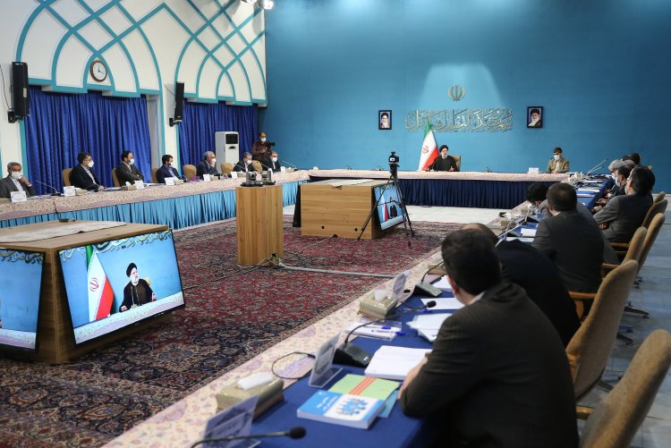 نیازمند انقلاب در نظام اداری بر پایه عدالت هستیم/ باید «انضباط مالی و اداری» در کشور جایگزین نظام «چانه زنی» و «قانون‌گرایی» جایگزین «توصیه و سفارش» شود / سازمان اداری و استخدامی چابک‌سازی و بهسازی ساختار اداری را با جدیت و بدون رودربایستی دنبال کند / وزارت ارتباطات زیرساخت نظارت مردم بر عملکرد دستگاه‌های اجرایی را فراهم کند
