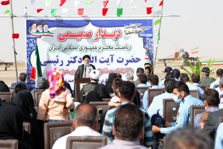 امروز حتی فکر تعرض به خاک ایران به ذهن کسی خطور نمی‌کند/ همه بدانند، کوچکترین تعرض به ایران اسلامی، با پاسخ شدیدا پشیمان‌کننده مواجه خواهد شد/  پیشرفت‌های کشور در حوزه صنایع دفاعی، از مصادیق خنثی‌سازی تحریم است/ امروز ارتش و سپاه در سختی‌ها کنار مردم هستند
