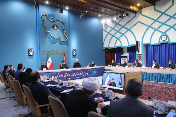 همکاری نمایندگان با دولت قطعا در تصمیم‌سازی و تصمیم‌گیری‌ها مثمرثمر خواهد بود/ رفع محرومیت، جبران کاستی‌ها و توسعه مناطق کم‌برخوردار محور مصوبات سفرهای استانی است/ نمایندگان اصلاحات اقتصادی را که با همکاری دولت و مجلس دنبال می‌شود تبیین کنند
