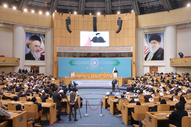 راه نجات انسان معاصر شناخت اهل بیت(ع) و حرکت در مسیر نورانی آنهاست

