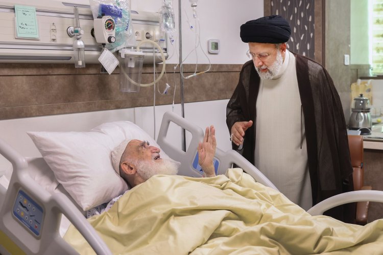 رئیس جمهور از آیت‌الله العظمی نوری همدانی عیادت کرد
