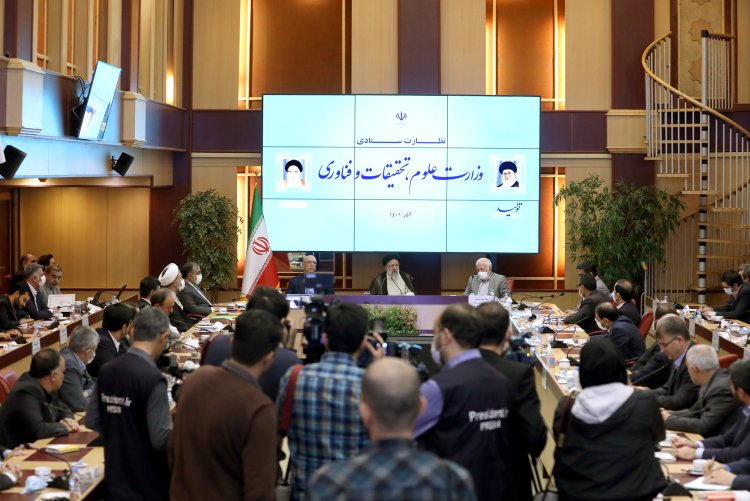 اساتید دانشگاه بعنوان راویان پیشرفت،‌ توفیقات کشور را برای عموم مردم تبیین کنند/ اگر دانش دانشمندان در کنار بخش‌های مختلف قرار نگیرد، تحولی رخ نخواهد داد

