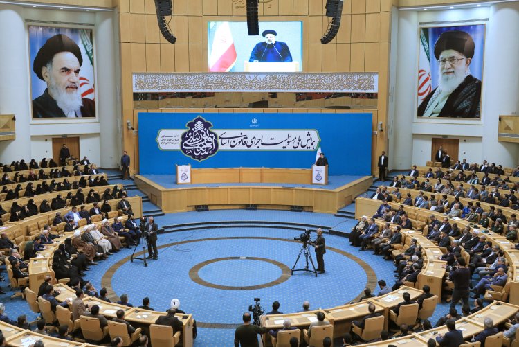 اصول و ارزش‌های قانون اساسی غیرقابل تغییر، اما روش‌های اجرا قابل تغییر هستند/ امیدوارم این همایش به عنوان نماد و نمود توجه به قانون اساسی و آغازی بر اجرای کامل آن باشد/ دولت مردمی مصمم به اجرای کامل قانون اساسی است و در این مسیر از هیچ تلاشی فروگذار نخواهد کرد