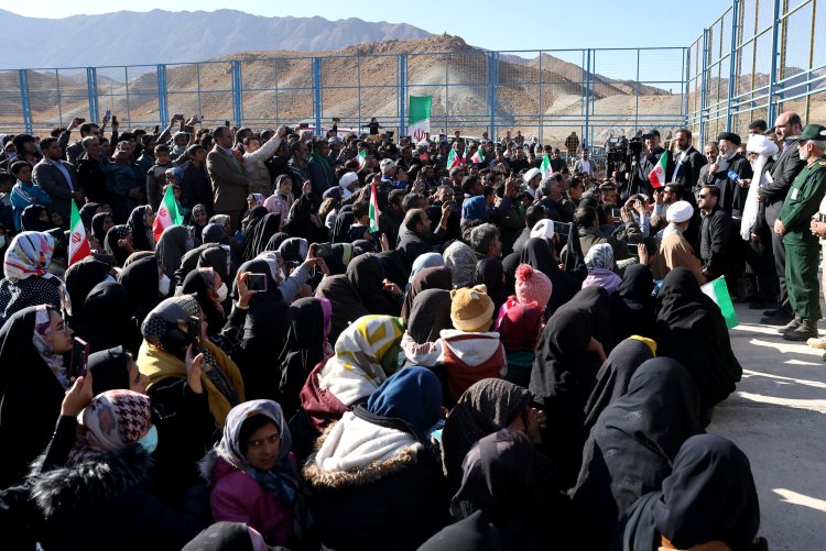 امروز به برکت جمهوری اسلامی تلاشی بی‌نظیر برای رفع محرومیت از روستاها در حال انجام است/ روستاها، پایگاه‌های مهمی برای تولید، ایجاد امنیت و امید در مردم و کشور هستند/ امروز همه بسیج شده‌اند که مشکلات روستاها اول با تلاش روستائیان و بعد با پیگیری و پشتیبانی دولت برطرف شود
