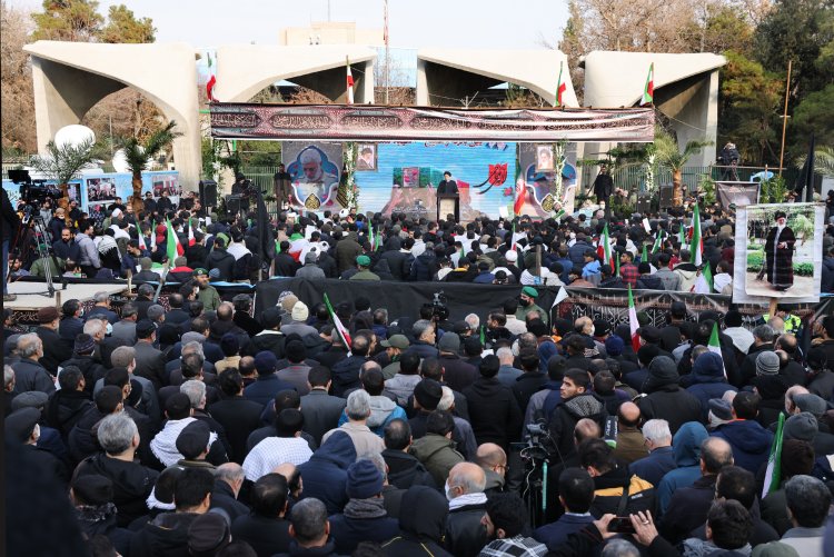 اهل سخن تبیین کنند این انقلاب رهبرانی دارد که در هدایت امت بی‌نظیر بوده و هستند/ موفقیت‌ها ناشی از توجه به رهنمودهای امام و رهبری و کاستی‌ها ناشی از عدم اعتقاد به این رهنمودها یا ناکارآمدی کارگزاران بوده است/ امروز که شرایط کشور عادی شده برای مذاکره پیام می‌دهند، در حالیکه به زعم خود می‌خواهند ملت ایران را فریب دهند/ آغوش ملت برای فریب‌خوردگان باز است اما به معاندین رحم نخواهیم کرد/ اطمینان دارم با مشارکت مردم نرخ تورم و ارز روند کاهشی خواهد یافت
