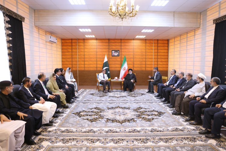 دکتر رئیسی: راه‌اندازی بازارچه‌های مرزی و تبادل برق میان ایران و پاکستان زمینه‌ساز تحکیم روابط دو کشور است/ تاکید بر آمادگی ایران برای توسعه روابط با پاکستان در بخش‌های مختلف تجاری، صنعتی، کشاورزی و علم و فناوری/ شهباز شریف: پاکستان مصمم به ریشه‌کنی ناامنی در مناطق مرزی است