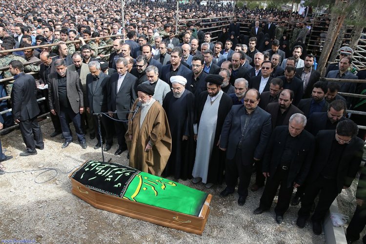 اقامه نماز بر پیکر والده دکتر روحانی به امامت آیت‌الله شاهچراغی