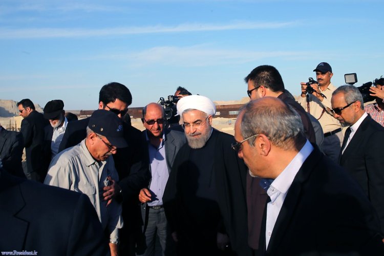 رییس جمهوری از طرح احداث پایانه نفتی قشم بازدید کرد
