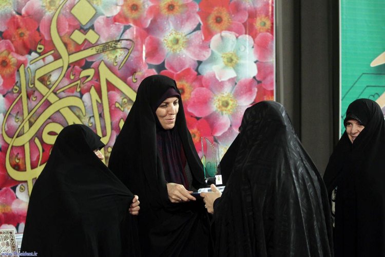 تقدیر از برگزیدگان دومین جشنواره صبر و مقاومت با حضور معاون رییس جمهوری در امور زنان و خانواده