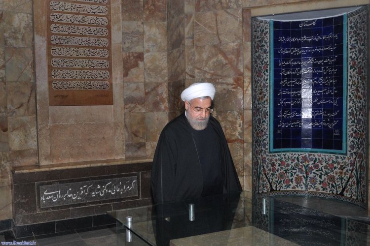 دکتر روحانی از آرامگاه سعدی شیرین‌سخن بازدید کرد
