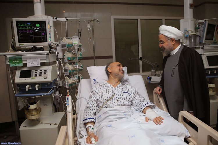  عیادت دکتر روحانی از رییس سازمان انرژی اتمی در بیمارستان