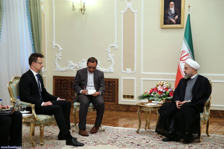  
تهران و بوداپست می‌توانند پل ارتباطی خاورمیانه و اروپای مرکزی باشند/ تحریم، بی‌نتیجه و غیرقابل قبول است
وزیر خارجه مجارستان: بدون حضور ایران هیچ راه‌حل پایداری برای مشکلات خاورمیانه وجود ندارد
