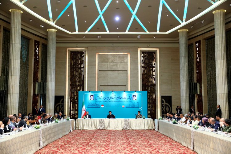 مذاکرات با مقامات اندونزی حاکی از اراده جدی دو کشور برای توسعه روابط بود/ همکاری کشورهای مسلمان و دیگر کشورها به ویژه در منطقه آسیا تعیین کننده وضعیت فردای جهان است/ تاکید بر اهمیت نقش‌آفرینی فعالان اقتصادی در اجرای توافقات صورت گرفته میان ایران و اندونزی
