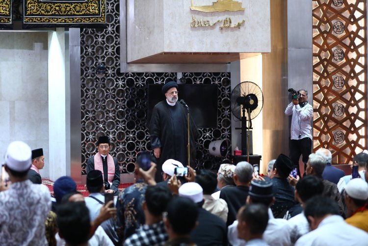 مساجد علاوه بر محل تجمع و عبادت، باید جلوه‌گاه مسئولیت‌های اجتماعی مسلمانان نیز باشد/ اگر بصیرت باشد، دشمن نمی‌تواند با پرچم «لااله الاالله» جوانان ما را فریب داده و جنایات بزرگ رقم بزند/ امروز مسلمانان با وجود تلاش دشمن برای ایران‌هراسی، می‌دانند بهترین دوست آنها ایران اسلامی است
