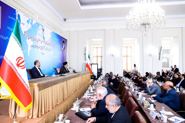 در تعیین خطوط سیاست خارجی خود منتظر اخم و لبخند کسی نیستیم/ وزارت خارجه برای همکاری با هر کشوری متناسب با اقتضائات آن برنامه داشته باشد/ این ادراک که چون ایران تحریم است کسی حاضر به همکاری با ما نیست، کاملا غلط است