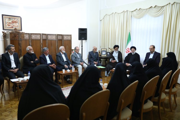 خانواده شهدا صاحبان اصلی، پشتوانه‌های عظیم انقلاب و پرچم برافراشته ایثار و شهادت در جامعه هستند/ کشور در برهه‌ای به دلایلی دچار عقب‌ماندگی شد، اما دولت مردمی برای حل مشکلات مصمم است/ آذربایجان با هماهنگی مثال‌زدنی مسئولان در حال پیشرفت بوده و آینده بسیار پر امیدی پیش روی ما است
