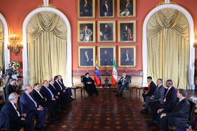 دکتر رئیسی: تجربیات ایران در تبدیل تهدیدها به فرصت می‌تواند در ونزوئلا نیز مورد استفاده قرار گیرد/ شکست توطئه‌های آمریکا علیه ایران و ونزوئلا نشان‌دهنده اهمیت همکاری‌های این دو کشور با یکدیگر است/ رئیس مجلس ملی ونزوئلا: ایران از مهمترین کشورها در جهان در حال تحول و عاری از امپریالیسم است/ ونزوئلا در مسیر مقابله با امپریالیسم باید ایران را الگوی عملی خود قرار دهد