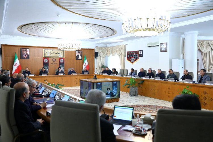 وزارت اقتصاد و بانک مرکزی بدون تاخیر به اضافه برداشت برخی بانک‌ها رسیدگی کنند/ قدردانی از رشادت‌، از جان‌گذشتگی‌ و خدمات نیروهای انتظامی/ تبیین جزئیات اقدامات صورت گرفته در روند کاهش تورم برای رسانه‌ها و مردم
