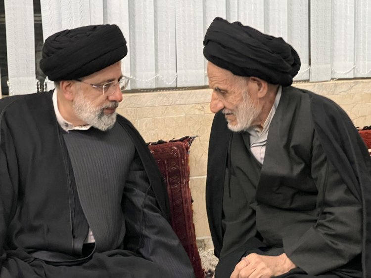 دکتر رئیسی با حضور در منزل آیت‌الله عبادی درگذشت همسر ایشان را تسلیت گفت
