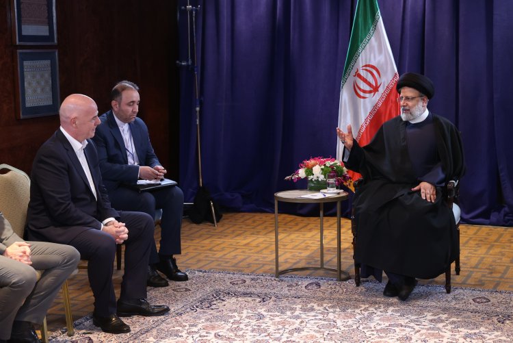 دکتر رئیسی: فوتبال یکی از بسترهای مناسب برای نزدیکی بیشتر و توسعه روابط کشورها است / تاکید بر توجه به اخلاق حرفه‌ای و مراقبت از اعمال نفوذ سیاسیون در این ورزش پرطرفدار / اینفانتینو: قدردان اهتمام دولت ایران برای توسعه ورزش به‌ویژه فوتبال در این کشور هستیم / پیشنهاد رئیس فیفا برای برگزاری مسابقه ستارگان جهان با ستارگان ایران
