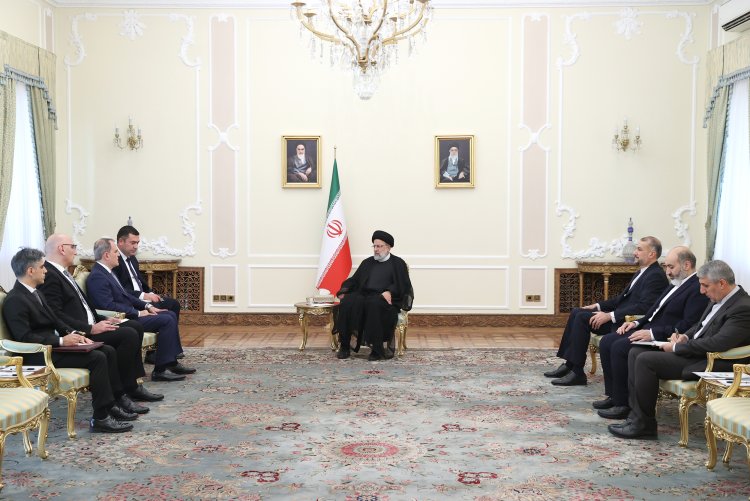 دکتر رئیسی: ایران بر حل مسائل و مشکلات منطقه از طریق تعامل تأکید دارد/ ارتقای سطح تعاملات با آذربایجان، از محورهای سیاست خارجی ایران است/ بایرام‌اف: نگاه ایران در زمینه پیشگیری از باز شدن پای کشورهای فرامنطقه‌ای به منطقه مورد تأیید و حمایت جمهوری آذربایجان است
