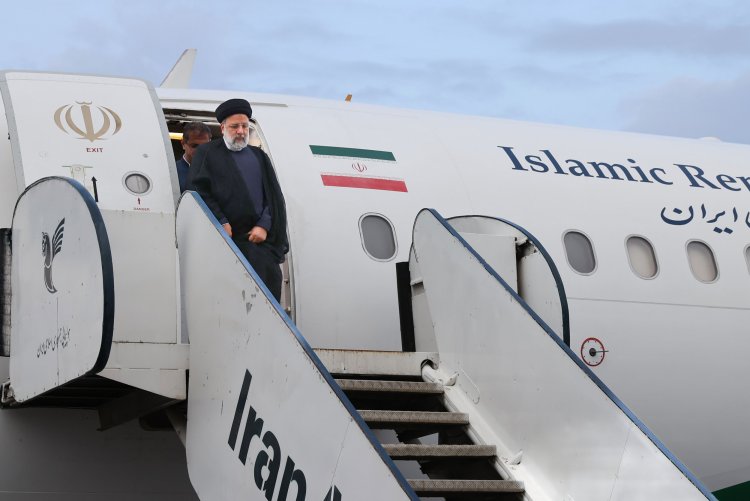 دکتر رئیسی در هوایی بارانی وارد استان کردستان شد