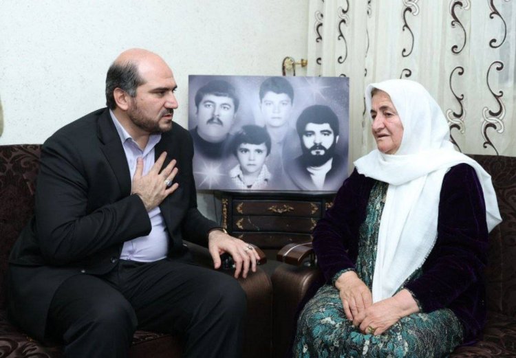 دیدار مهندس منصوری با خانواده‌ای از اهل سنت که 10 شهید تقدیم انقلاب کردند

