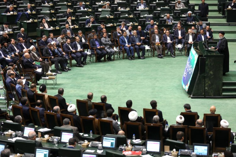 تعامل و تبادل‌نظر نمایندگان مردم با دولتمردان در رفع مشکلات کشور بسیار حائز اهمیت است/ حسرت بروز اختلاف میان دولت با مجلس و دیگر دستگاه‌ها را بر دل بدخواهان خواهیم گذاشت/ تسهیل معیشت مردم اولویت جدی دولت و مجلس است
