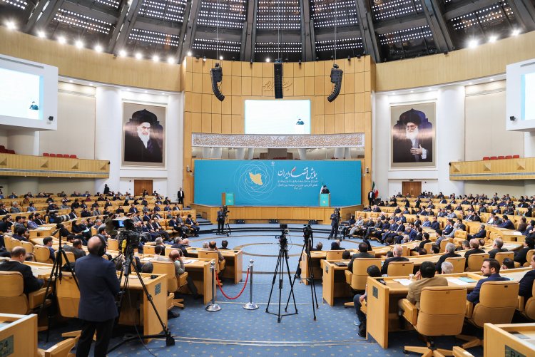 تشریح اقدامات مهم و زیربنایی دولت برای اصلاح ساختارها و رفتارها در عرصه اقتصاد/ شناخت مسئله، یافتن و اجرای دقیق راهکارهای متقن رویکرد دولت در مواجهه با مشکلات اقتصادی/ دستور کار دانش‌پایه، اجرای عدالت و مشارکت مردم اجزای اصلی تحول اقتصادی هستند