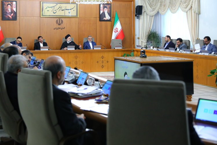 قدردانی از عملکرد وزارت نفت و رسانه‌ها در موضوع تلاش دشمن برای ایجاد اختلال سامانه‌های سوخت‌رسانی/ ضرورت اهتمام مدیران به ارتقای موازین اخلاقی در جهت افزایش بهره‌وری در خانواده اداری کشور/ گزارش وزرای ارتباطات و راه از توسعه اینترنت پرسرعت روستایی و افزایش 2 برابری وام ودیعه مسکن