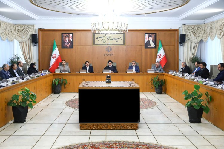 تاکید دکتر رئیسی بر تدوین سریع‌تر نظام عادلانه پرداخت بر مبنای همسان‌سازی دستمزد خدمات و مشاغل یکسان و پرهیز از اعمال سلیقه/ گزارش وزیر راه و شهرسازی از اجرای پروژه‌های عظیم جاده‌ای، ریلی و بندری کشور/ توضیحات رئیس سازمان اداری و استخدامی درباره سامانه برخط سنجش رضایت مردم از خدمات کارکنان دستگاه‌های اجرایی