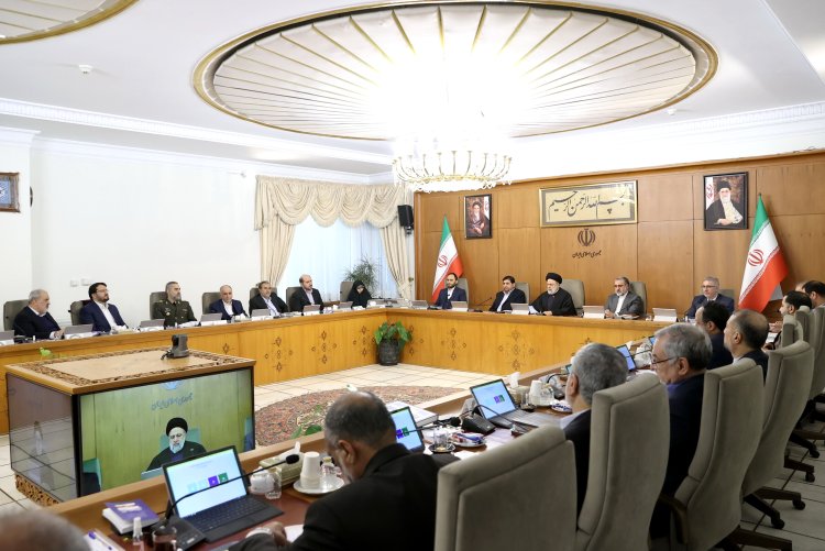 دکتر رئیسی: روحیه جهادی و خستگی‌ناپذیر شهید سلیمانی برای مدیران دستگاه‌های اجرایی الگو و الهام‌بخش است/ همه مسئولان «مردم» را به عنوان محور همه تصمیمات و اقدامات خود ببیند/ گزارش رئیس سازمان برنامه و بودجه از آمار رشد اشتغالزایی و کاهش نرخ بیکاری در کشور

