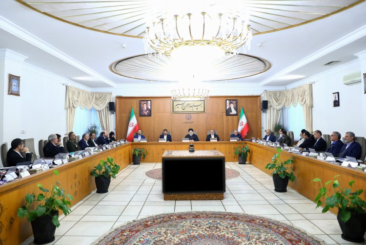 دکتر رئیسی: اعمال تروریستی صهیونیست‌ها با هدف انحراف افکارعمومی از جنایات آنها در غزه صورت می‌گیرد/ قدردانی از پرتاب موفق ماهواره ثریا به مدار 750 کیلومتری/ گزارش اعضای دولت از ارتقای چشمگیر نرخ بهره‌وری، تحویل خودروهای برقی و اجرای موفق پویش سلامت