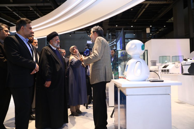 بازدید دکتر رئیسی از خانه نوآوری و فناوری ایران (iHiT) در محل نمایشگاه بین‌المللی تهران
