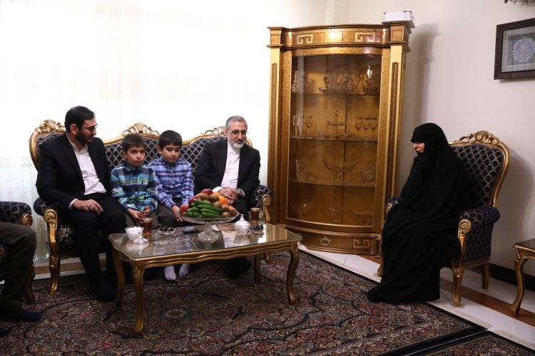 حضور دکتر اسماعیلی بر سر مزار و منزل شهید اسماعیل احمدی