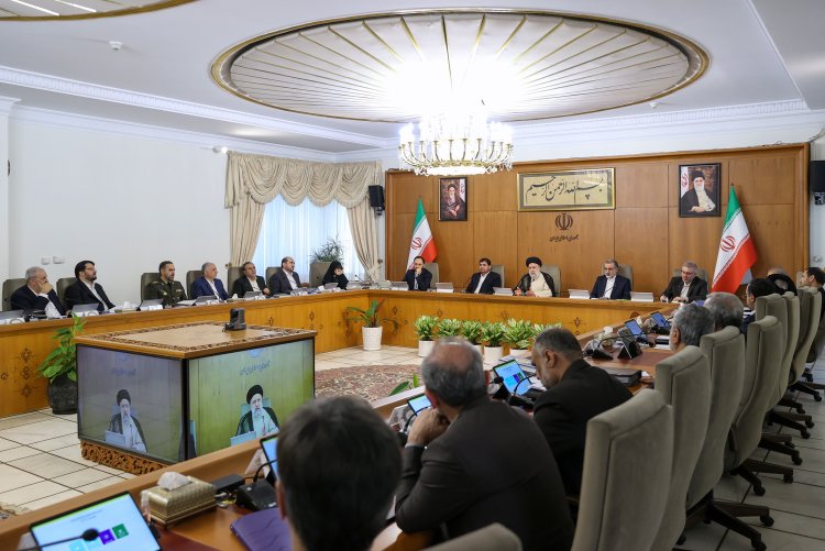 تأکید رئیس جمهور بر فراهم کردن بستر افزایش نشاط اجتماعی/ ضرورت تکریم و بهره‌مندی از ظرفیت اساتید و چهره‌های علمی پیشکسوت در دانشگاه‌ها/ گزارش وزرا از نوسازی ناوگان حمل و نقل و رشد 47 درصدی ایران در حوزه ارتباطات و فناوری اطلاعات
