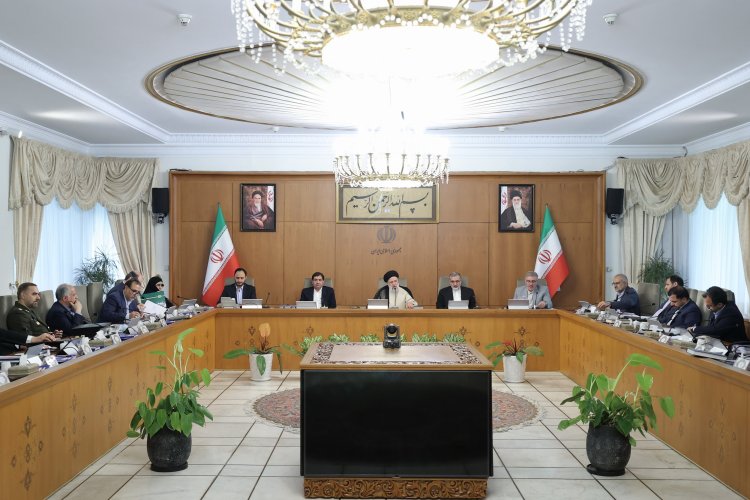 دکتر رئیسی: پیشرفت‌های نیروهای مسلح تحت مدیریت عالی رهبر انقلاب موجب ایجاد امنیت، اقتدار و امید برای مردم و کشور شده است/ تأکید بر لزوم اجرای وظایف قانونی همه بخش‌های حاکمیتی در موضوع عفاف و حجاب/ رأی اعتماد هیئت دولت به استانداران جدید مازنداران و لرستان
