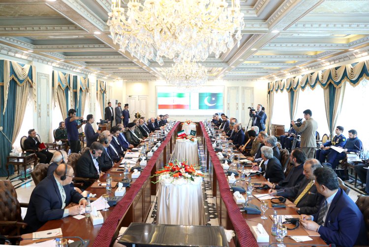 دکتر رئیسی: تقویت همکاری‌های ایران و پاکستان به عنوان دو کشور اسلامی مهم می‌تواند در حل مشکلات منطقه موثر باشد/ ضرورت انسجام جهان اسلام برای مقابله موثر با هر گونه اجحاف به کشورهای اسلامی/ قدردانی شهباز شریف از درایت دکتر رئیسی برای تقویت روابط و تعاملات منطقه‌ای ایران/ هدف‌گذاری برای رساندن حجم مبادلات اقتصادی فیمابین به 10 میلیارد دلار در سال