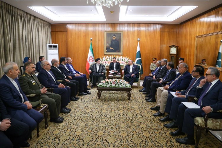 دکتر رئیسی: اشتراکات فرهنگی و مذهبی میان دو ملت ایران و پاکستان موجب تحیکم پیوندها و زمینه‌ساز تعمیق روابط دو کشور است/ تاکید بر لزوم حفظ ثبات و امنیت پایدار به‌عنوان لازمه تحقق اهداف اقتصادی/ آصف علی زرداری : اراده مسئولان پاکستان گشودن فصل جدیدی از روابط با جمهوری اسلامی ایران است