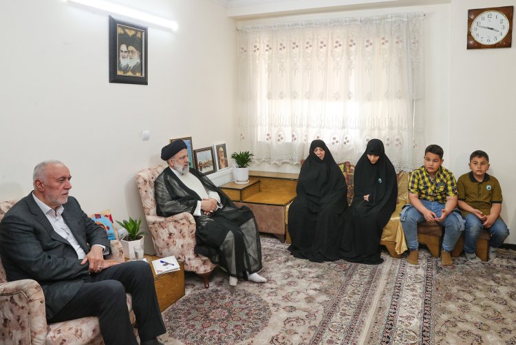 ‌حضور دکتر رئیسی در منزل شهید مدافع حرم آقابابایی
