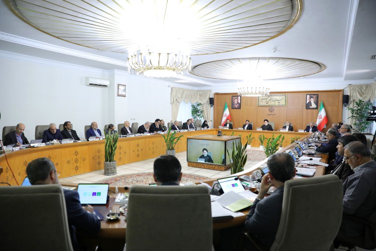 دکتر رئیسی: امروز در غرب شاهد تقابل آشکار جریان شرافت در مقابل شرارت هستیم/ گزارش وزیر نفت از سود 12 همتی پالایشگاهی که قرار بود در دولت قبل به دلیل زیان‌ده بودن رایگان واگذار شود/ اعلام خبر کاهش نرخ رشد پول از 33 به 16 درصد از سوی رئیس بانک مرکزی
